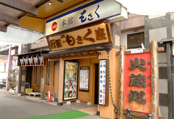 便利で安い100円ショップもあります!生活必需品はここで全て揃います!