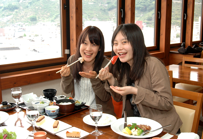 ��˥塼�ΰ���Ǥ�����äѤꡢ���ɿȤϿ����Ǥ���