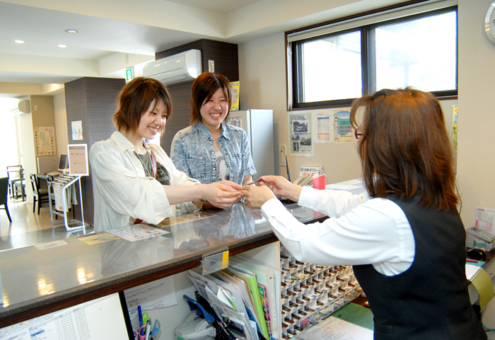 �ۥƥ벣�ˤϡ�����ӥˤ⤢��ޤ����ޤ����ߤ���ž�֤⤢��Τǡ�������ư���ޤ���