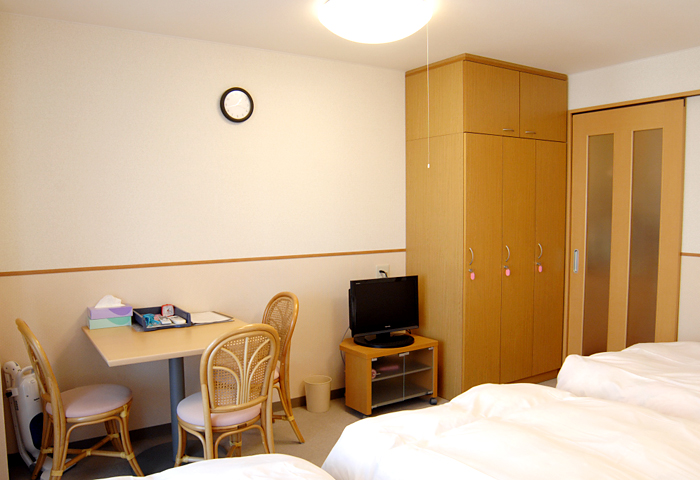 �ơ��֥롢�������ƥ�ӡ����������åȤⴰ�����Ƥ��ޤ���